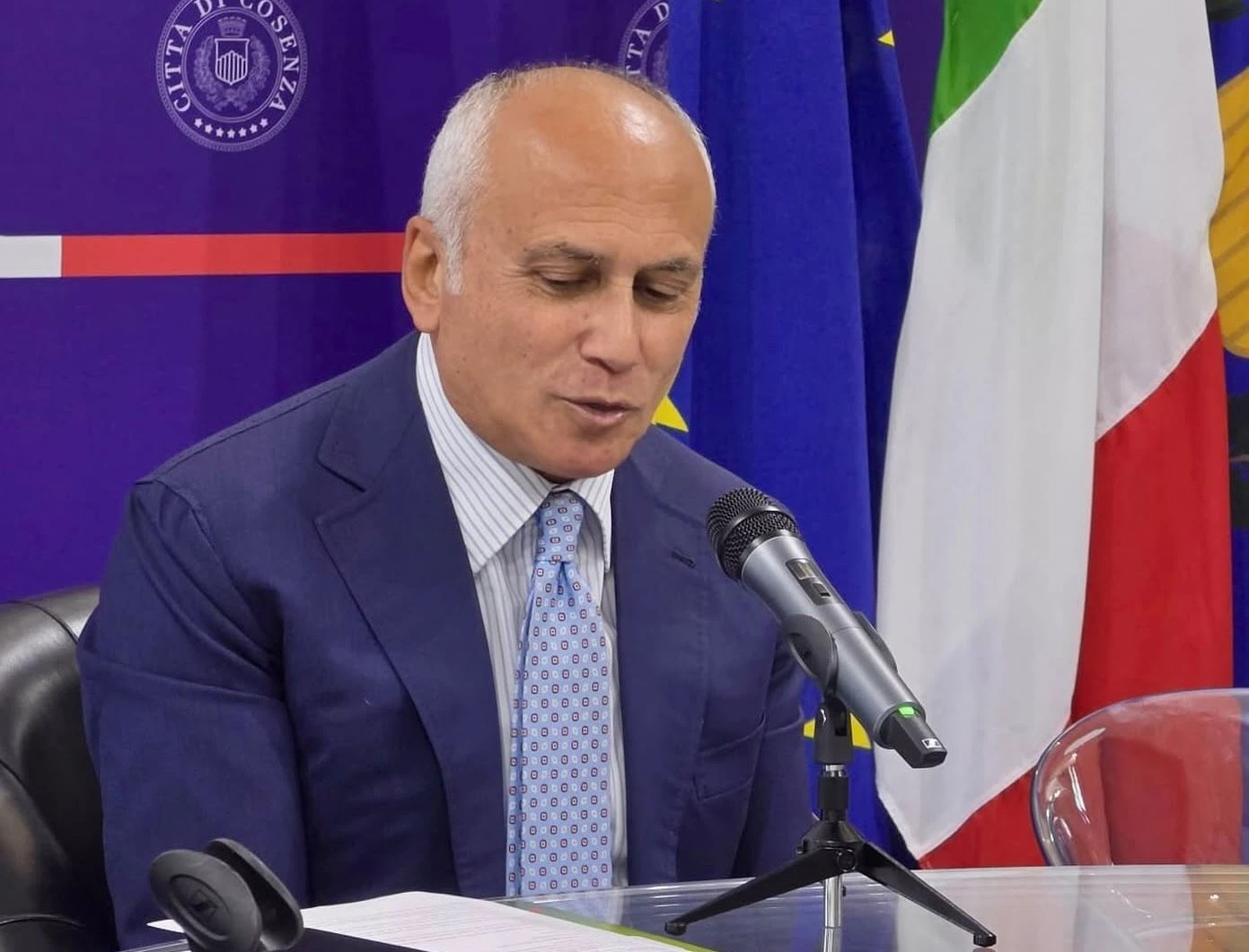 Cosenza, Caruso azzera la giunta comunale: “Apriamo al campo largo”