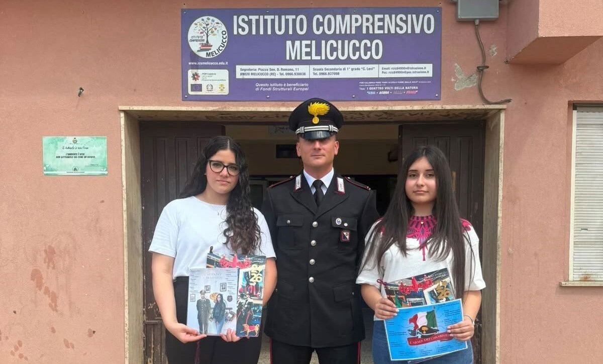 images Legalità e scuola, due studentesse scelgono l’Arma dei Carabinieri per l'esame di terza media