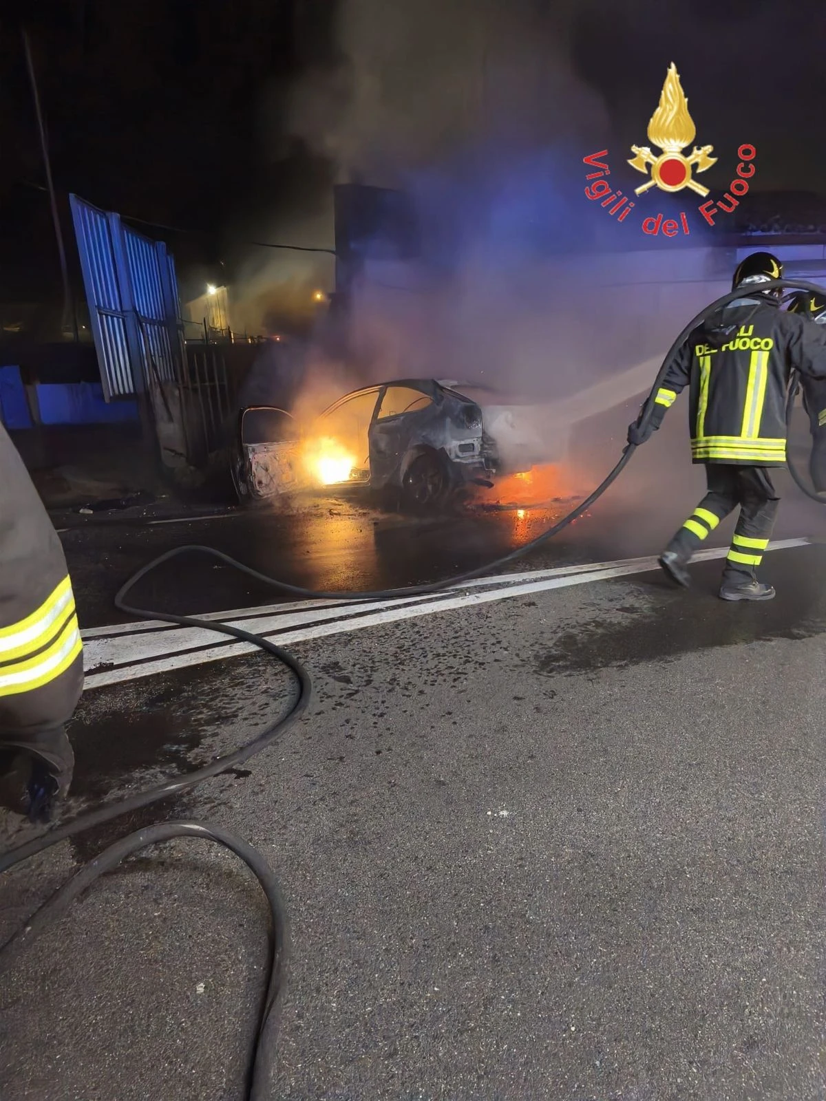 Catanzaro, auto impatta contro un muretto e prende fuoco: salvo il conducente 