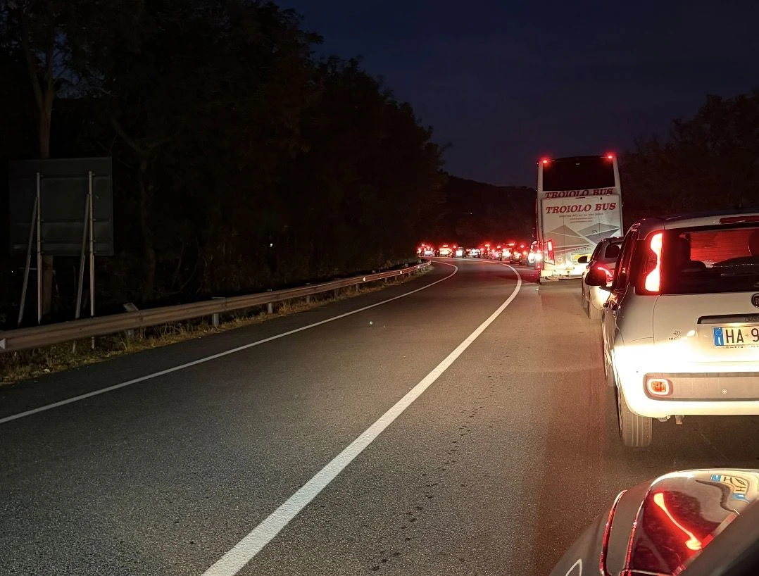 Incidente sulla SS106 allo svincolo di Pietragrande: coinvolte tre auto e una moto