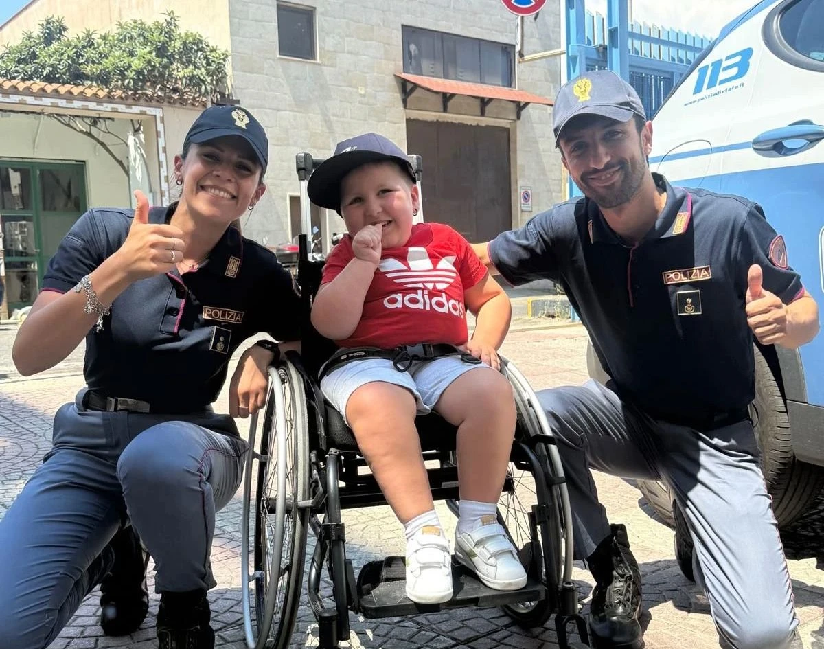 A Crotone la Polizia riceve la visita di Antonio, un bambino speciale: la sua richiesta è una casa con ascensore 