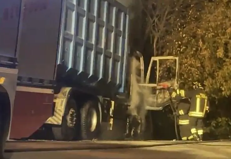 images In fiamme mezzo dei rifiuti a Simeri Crichi, Zicchinella: “Gesto deplorevole, porte chiuse alla criminalità”