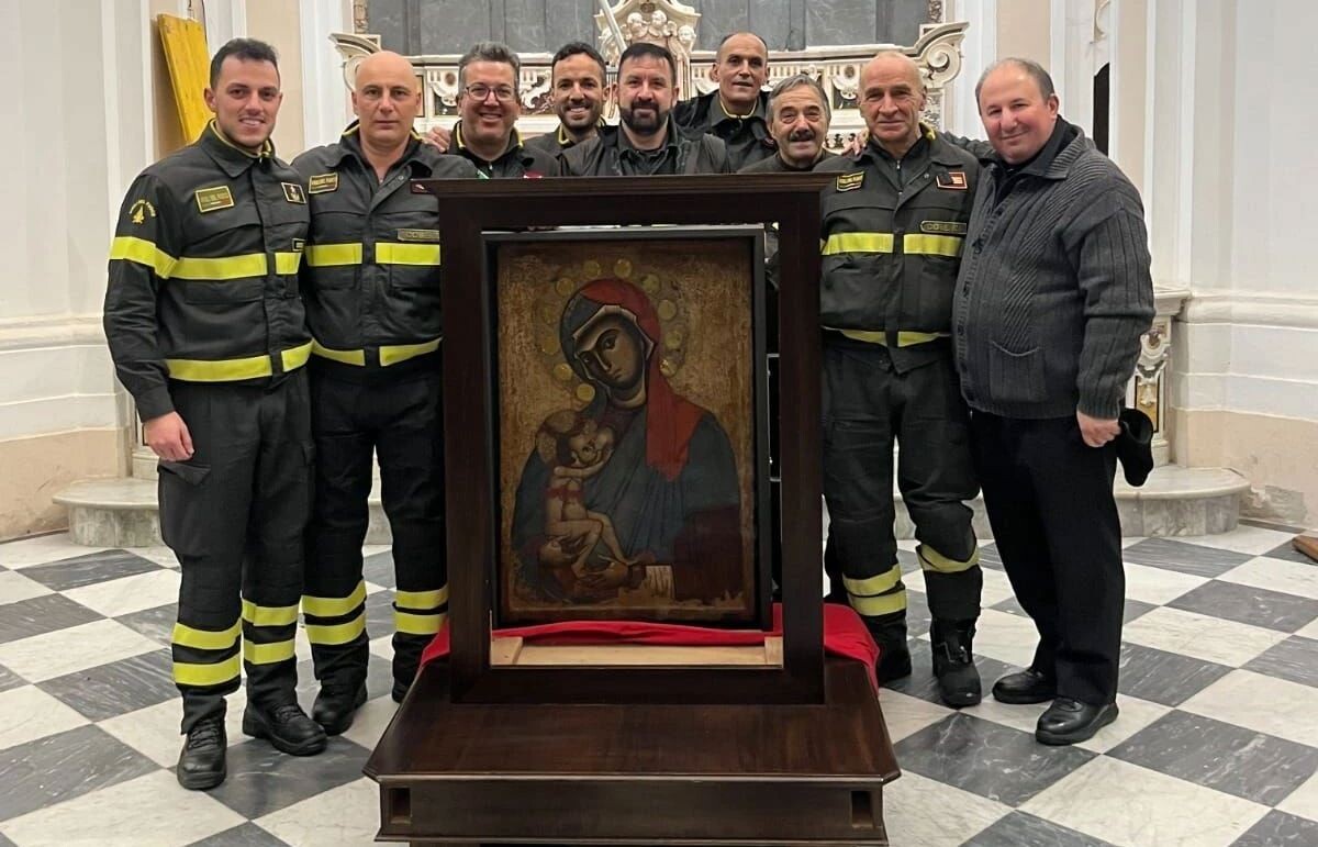 images Cosenza, rimossa dalla nicchia l'icona della Madonna del Pilerio in vista dell'imminente festa 