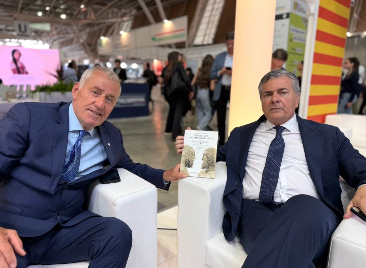 Salone del Libro, seconda giornata con Mancuso, Micheli, Roberto Vecchioni e Massimo Mauro