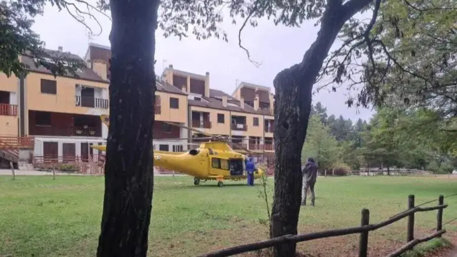 Taverna, mangia e ingoia uno stecchino che si mette di traverso: sul posto l'elisoccorso images Taverna, mangia e ingoia uno stecchino che si mette di traverso: sul posto l'elisoccorso