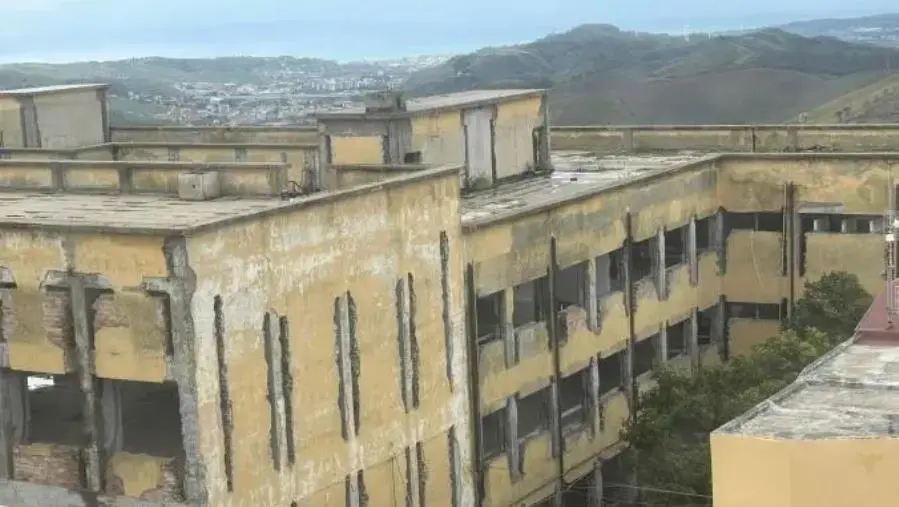 images La scuola Mazzini di Catanzaro: da fiore all’occhiello a discarica a cielo aperto e simbolo di abbandono