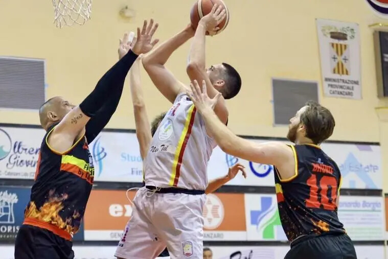 Basket Academy Catanzaro al Pala Pulerá stende Cus Palermo 83-61 e vola in semifinale contro Gela images Basket Academy Catanzaro al Pala Pulerá stende Cus Palermo 83-61 e vola in semifinale contro Gela