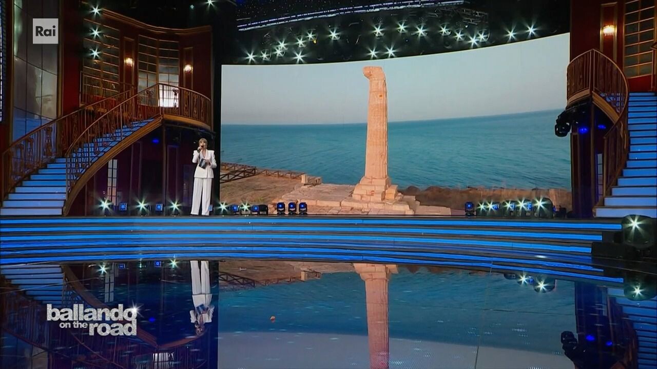 images A “Ballando con le stelle” clip nel Salone degli specchi Palazzo del Governo di Cosenza