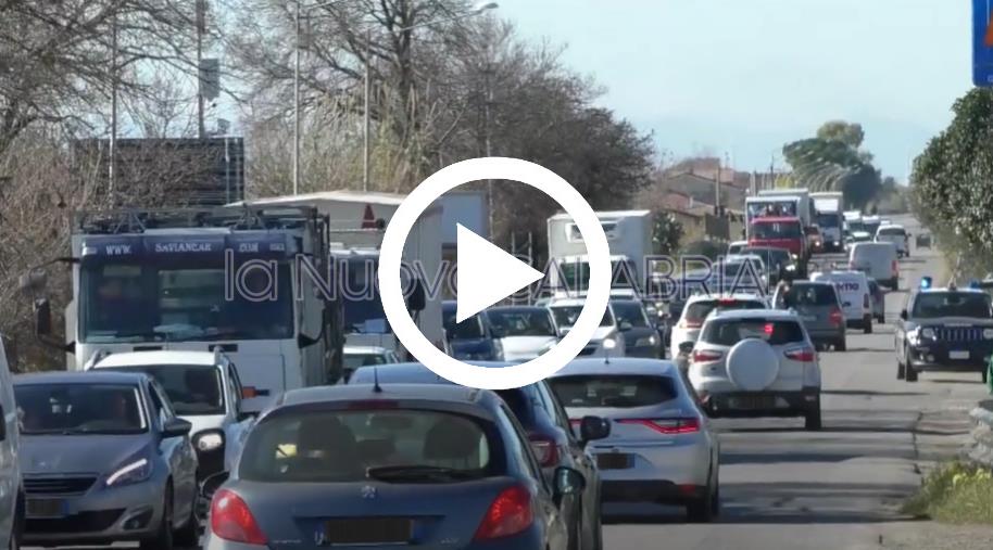images Aumenti, continua la protesta: corteo di mezzi e traffico rallentato a Botricello