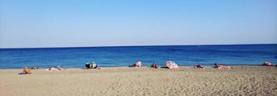 images Spiaggia occupata abusivamente con ombrelloni e lettini, denunciato il titolare di un Lido nel Crotonese