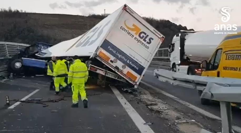 Mezzo pesante impatta sull'autostrada A2 tra Scilla e Bagnara: traffico rallentato images Mezzo pesante impatta sull'autostrada A2 tra Scilla e Bagnara: traffico rallentato