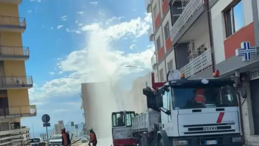 images Catanzaro, tubo dell'acqua danneggiato: effetto geyser a viale dei Normanni 