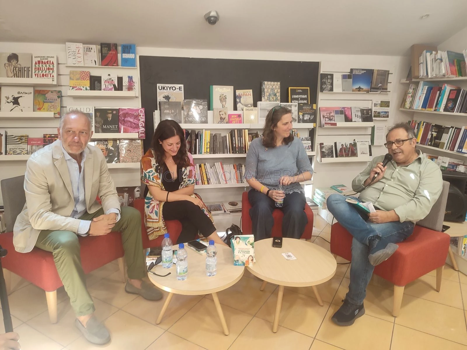 Catanzaro, presentato il libro "Le ragazze e il colibrì": tra ecologia e femminismo con Annalisa Corrado