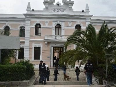 A Crotone la Polizia presidia l’ingresso delle scuole con i cinofili