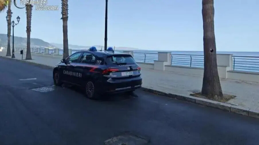 images Bagnara Calabra, lido si trasforma in discoteca ma senza licenza: denunciato l'organizzatore