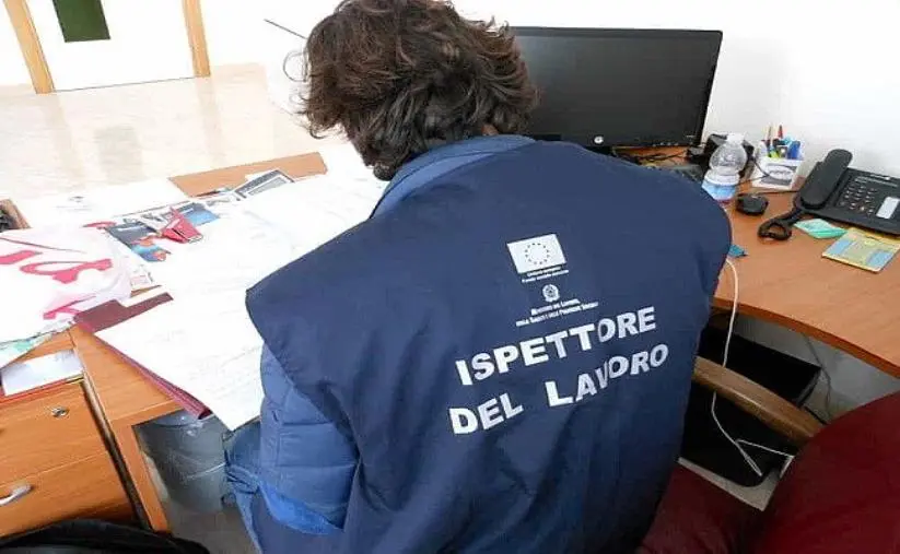 Lavoro nero nel Crotonese, Carabinieri sospendono cantiere e infliggono maxi multe