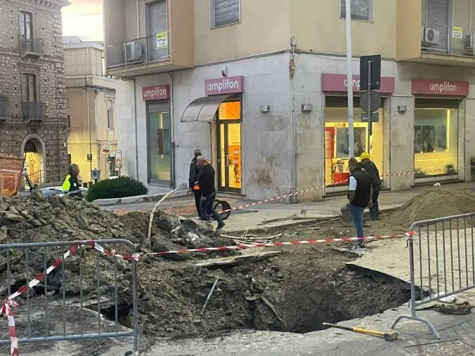 images Acqua non potabile nel centro di Catanzaro, per la revoca dell'ordinanza si attendono le controanalisi di domani