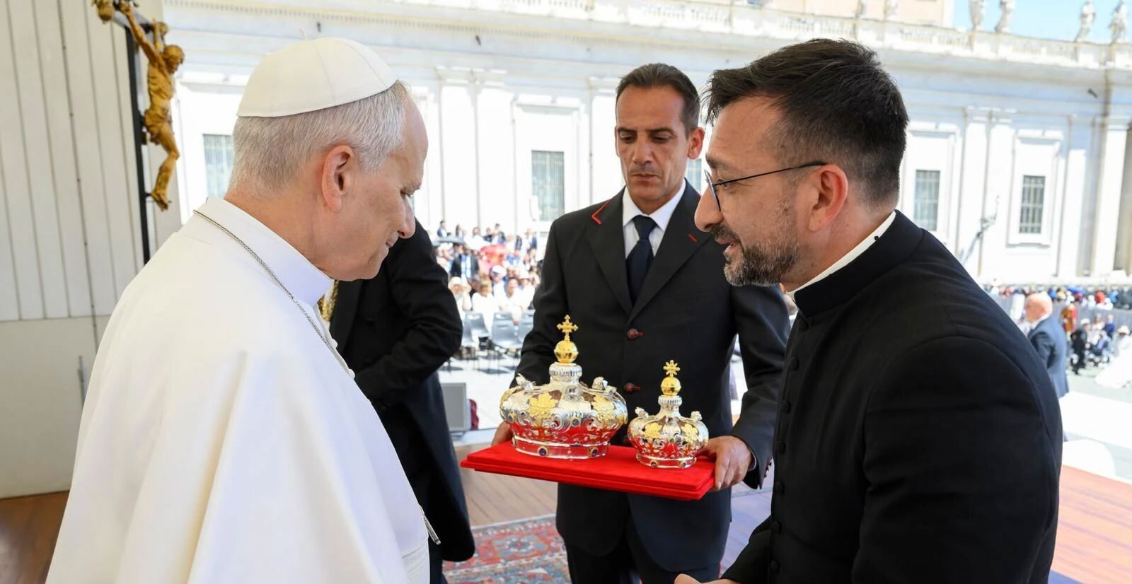 images Papa Leone XIV benedice le corone per la Madonna del Voto realizzate da Affidato