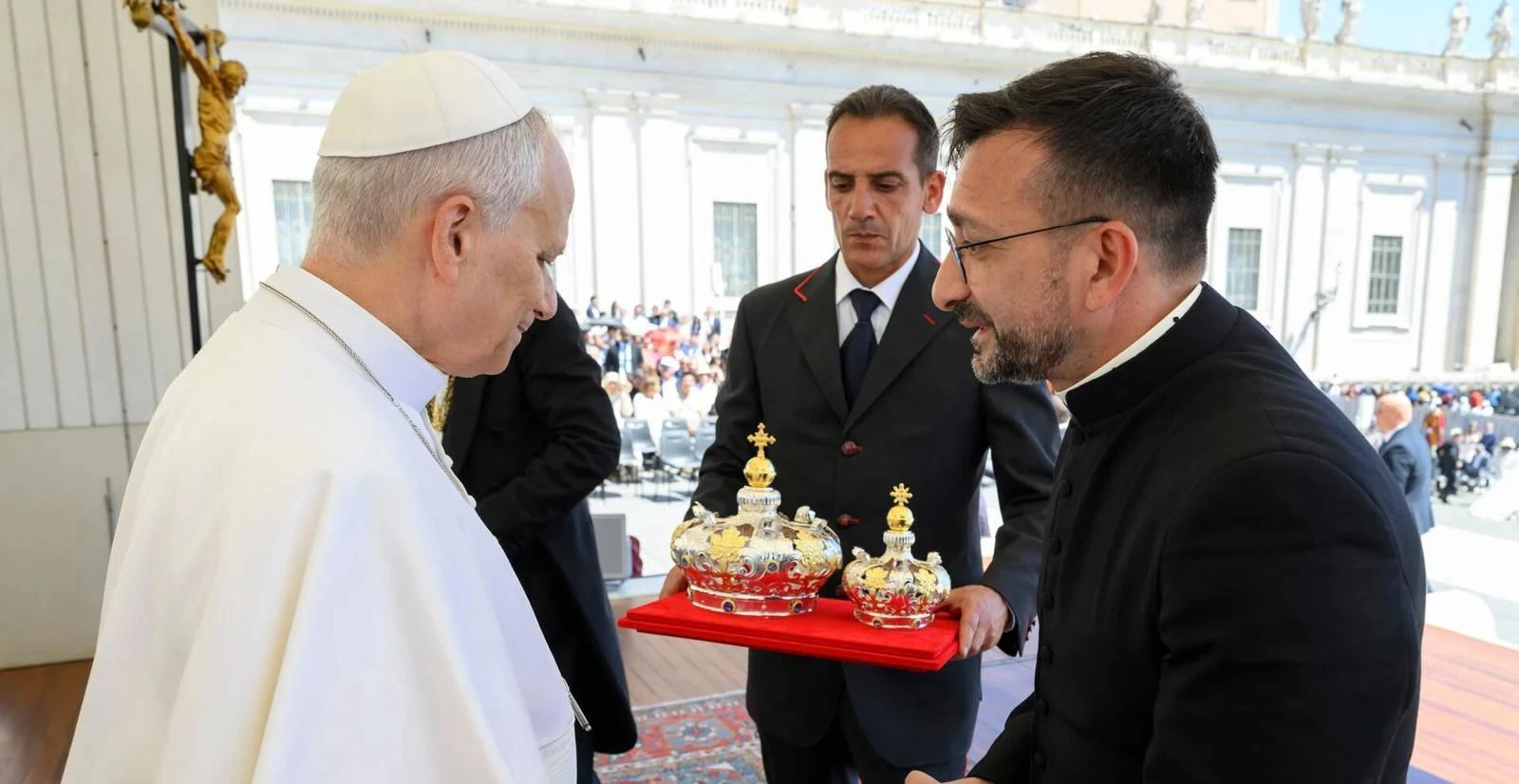 Papa Leone XIV benedice le corone per la Madonna del Voto realizzate da Affidato