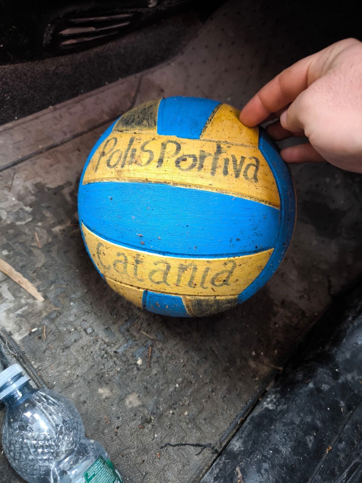 images Un pallone della polisportiva Catania su una spiaggia del Catanzarese: “regalo” della mareggiata? 