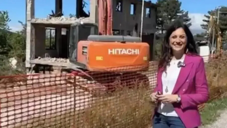 images San Giovanni in Fiore, abbattuto l'ecomostro di Rovale