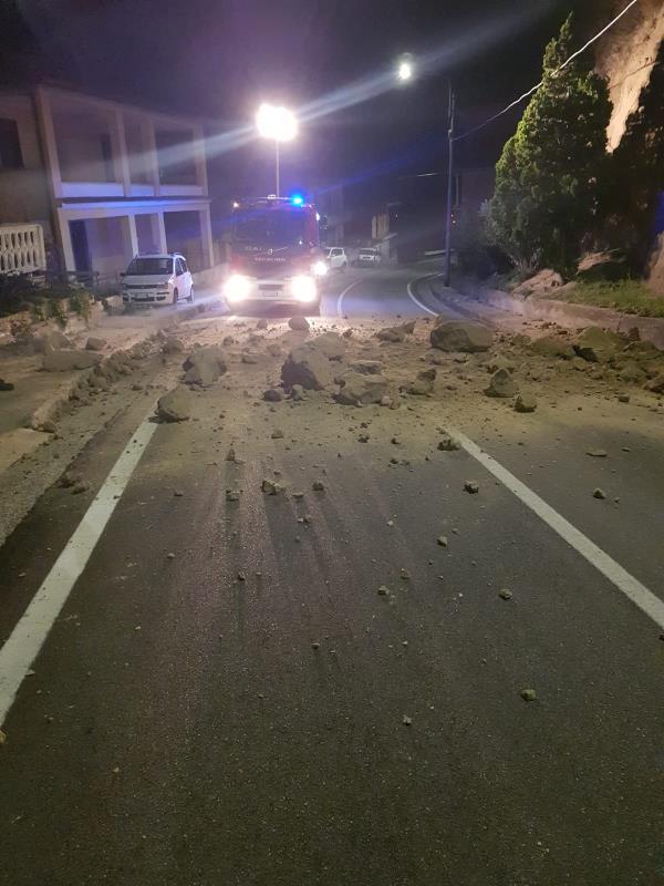 images Maltempo nel Catanzarese, frana finisce sulla Provinciale per Belcastro