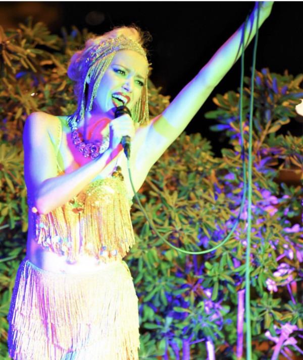 Domani, l'attrice Vera Dragone "regala" un  momento di svago agli ospiti della RSA "Sant'Anna" di Botricello
  images Domani, l'attrice Vera Dragone "regala" un  momento di svago agli ospiti della RSA "Sant'Anna" di Botricello