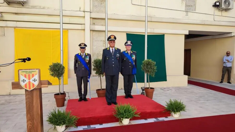 images Gli auguri del sottosegretario Wanda Ferro al nuovo comandante regionale della Guardia di Finanza