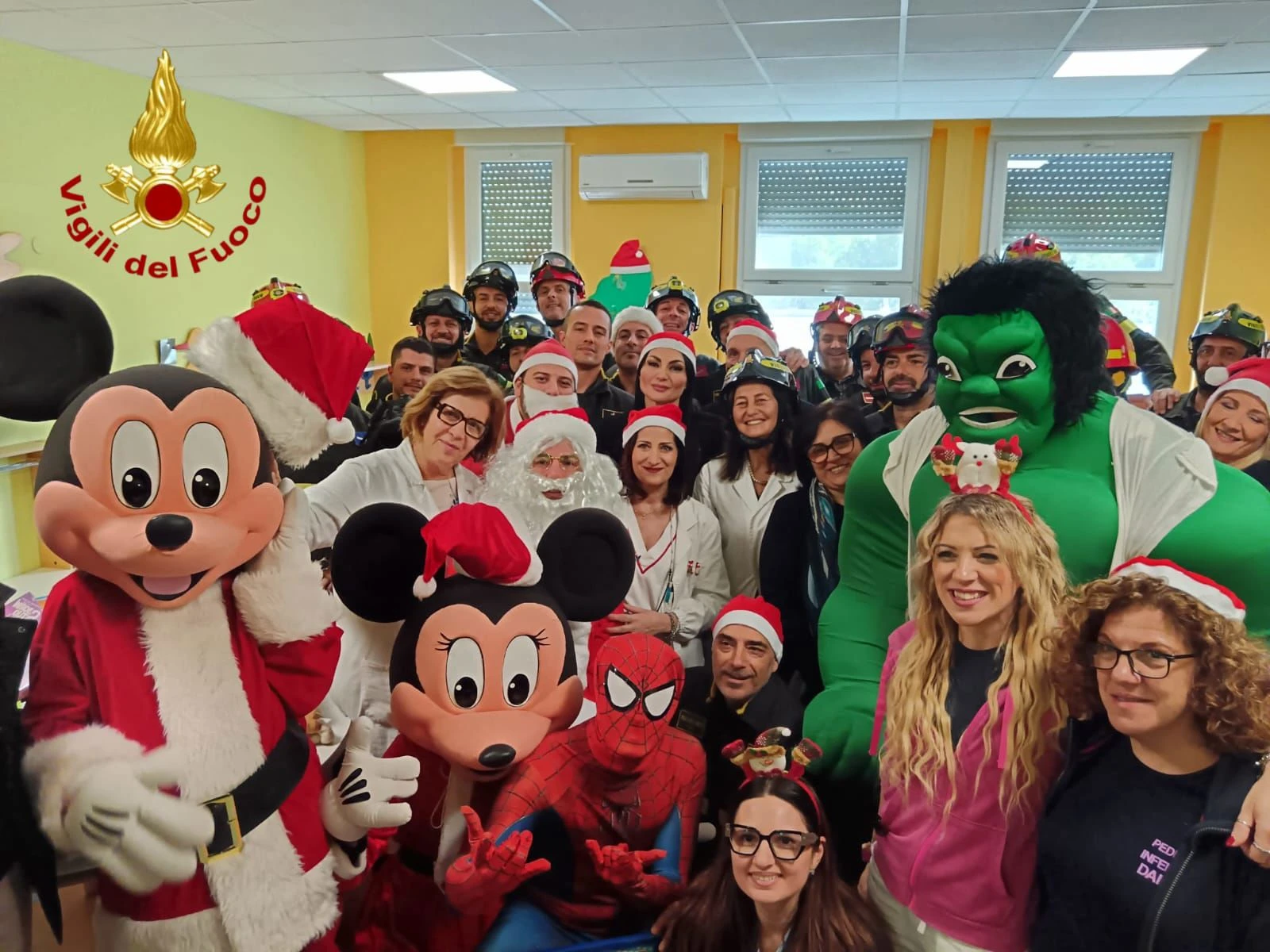 A Crotone "Un Natale da supereroi" per i piccoli pazienti del "San Giovanni di Dio" con i Vigili del Fuoco 