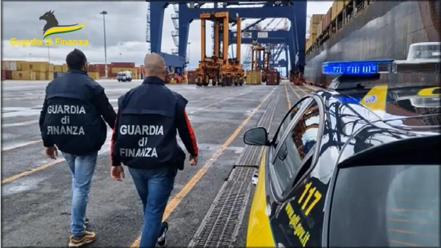 Sequestrati al porto di Gioia Tauro 800 chili di cocaina: erano tra succhi di ananas e sacchi di sesamo images Sequestrati al porto di Gioia Tauro 800 chili di cocaina: erano tra succhi di ananas e sacchi di sesamo