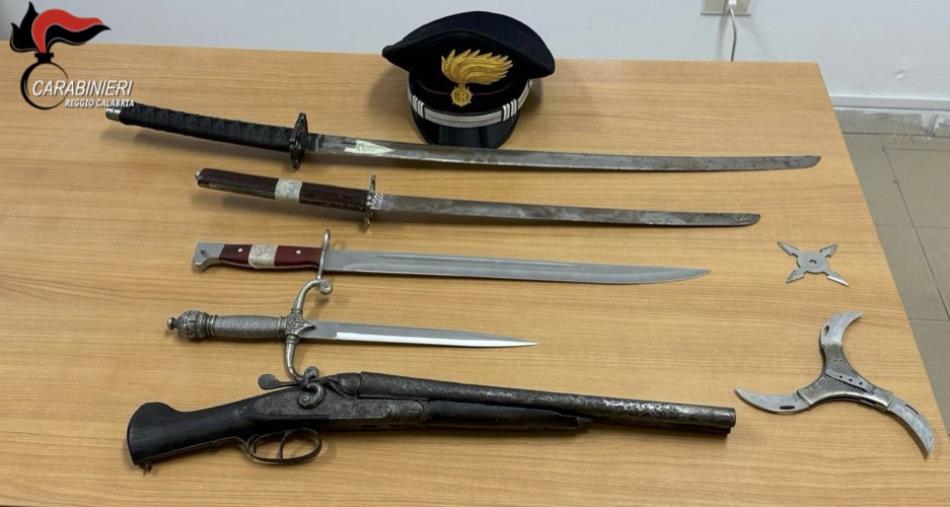 Reggio Calabria, nascondeva in casa armi illegalmente detenute: denunciato un 36enne reggino images Reggio Calabria, nascondeva in casa armi illegalmente detenute: denunciato un 36enne reggino