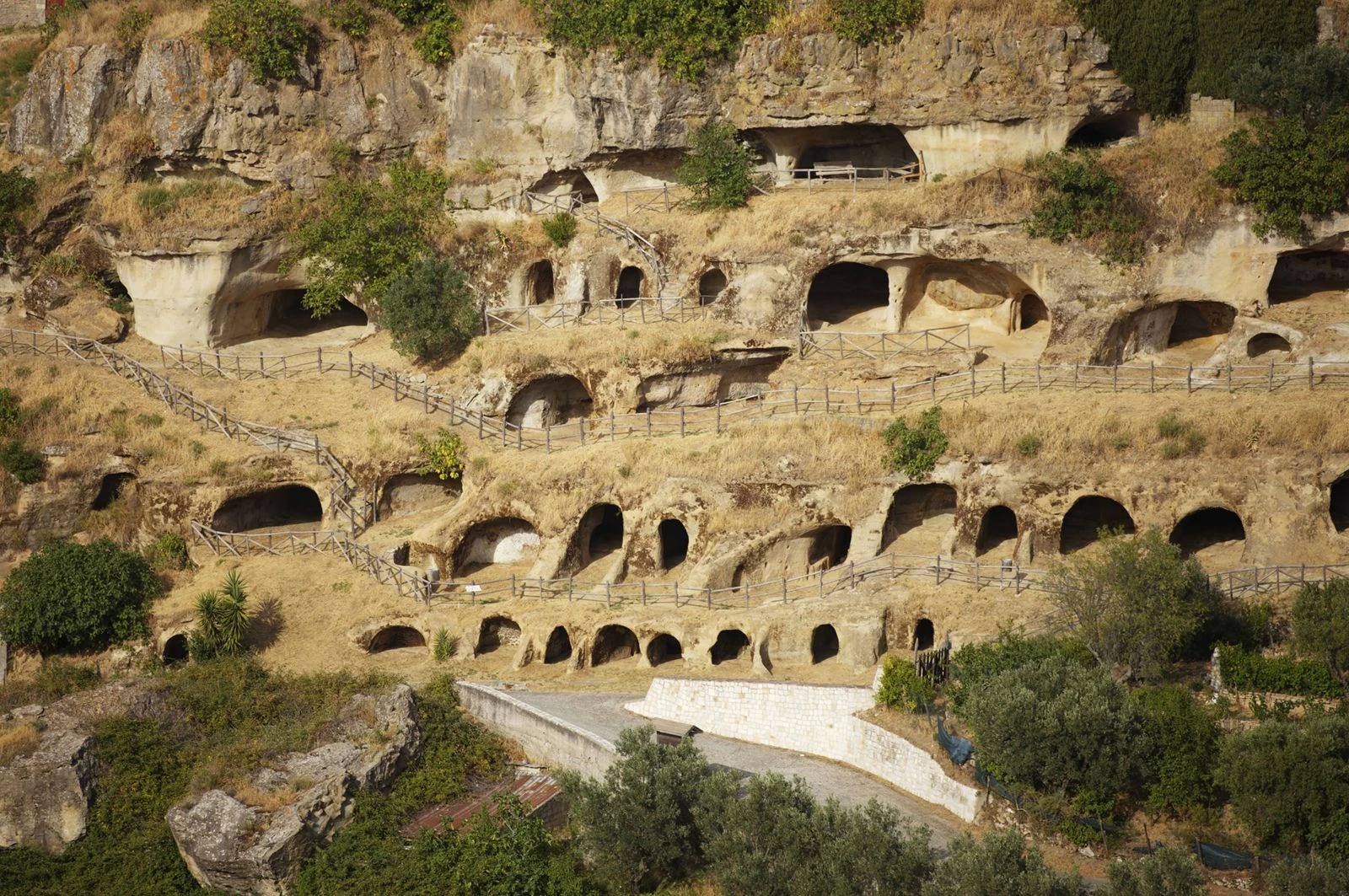 I luoghi del cuore FAI: in Calabria al primo posto le Grotte Rupestri di Verzino, ai piedi della Sila