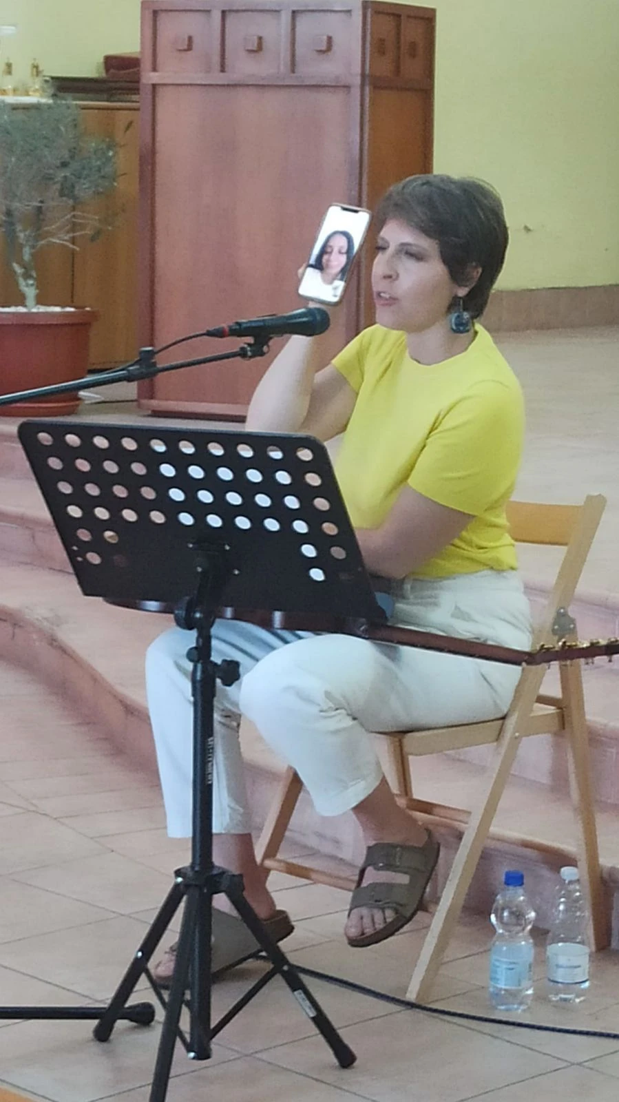 ‘Impronte’ di pace in concerto a Montepaone Lido: La testimonianza missionaria della cantautrice romana Elisabetta Sbrolla
