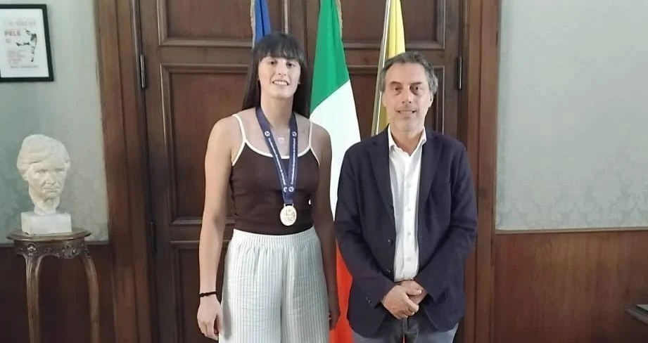 Catanzaro celebra Alessandra Talarico: il talento del volley premiato dal sindaco Fiorita dopo l’oro europeo
