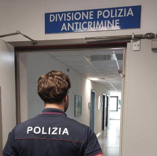 Reggio Calabria, accerchiavano i coetanei per rubare i soldi: coinvolti 6 minorenni images Reggio Calabria, accerchiavano i coetanei per rubare i soldi: coinvolti 6 minorenni