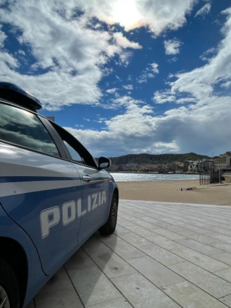 Stalking, furto in casa e danni al fratello: arrestato un uomo a Crotone images Stalking, furto in casa e danni al fratello: arrestato un uomo a Crotone