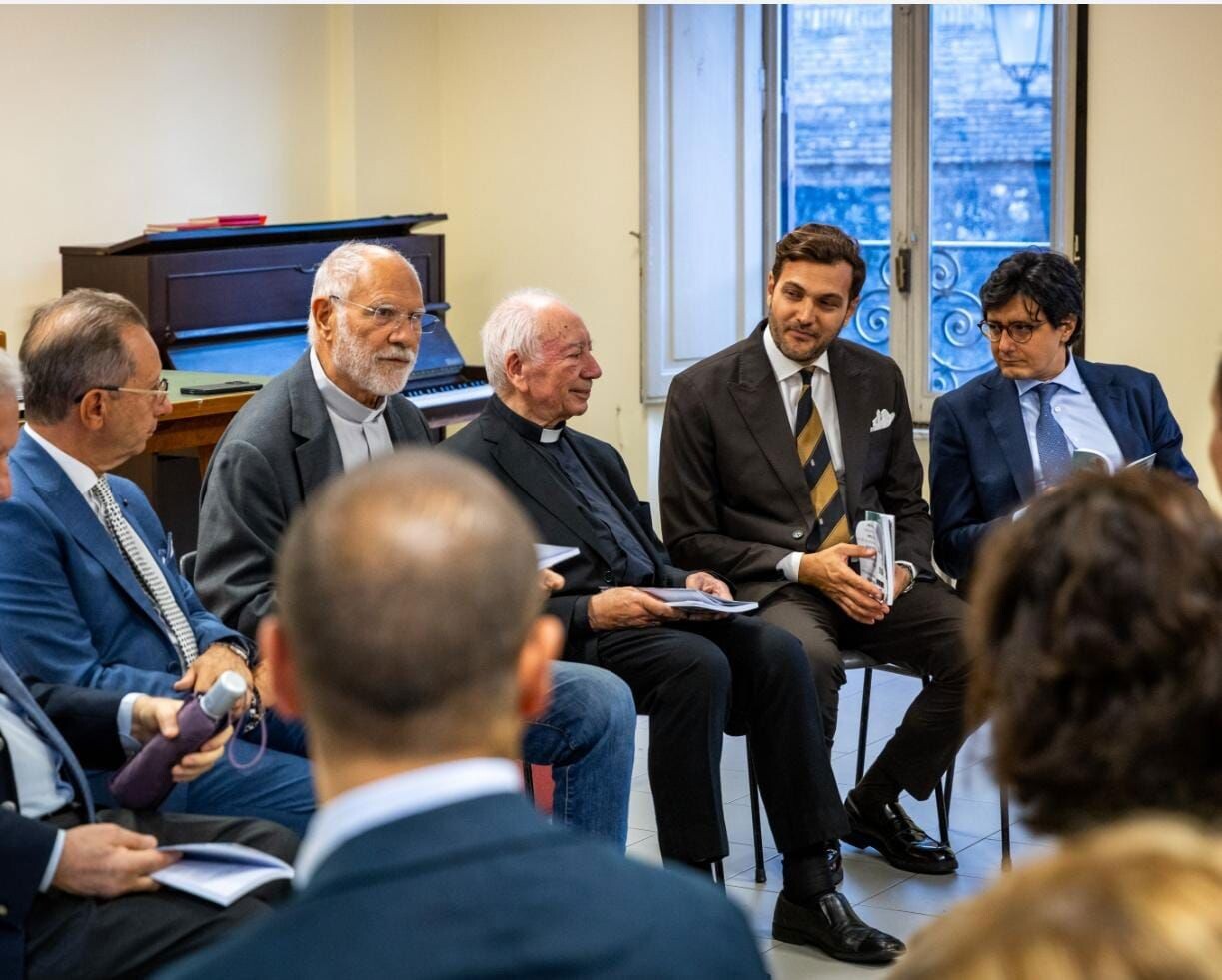 Il crotonese Federico Ferraro ospite in Vaticano per presentare la pubblicazione "Orientarsi nel presente" images Il crotonese Federico Ferraro ospite in Vaticano per presentare la pubblicazione "Orientarsi nel presente"