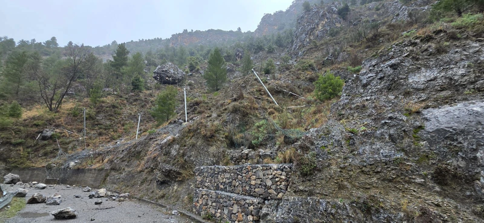 Maltempo, a Saracena collassa il muro sulla Provinciale per Castrovillari  