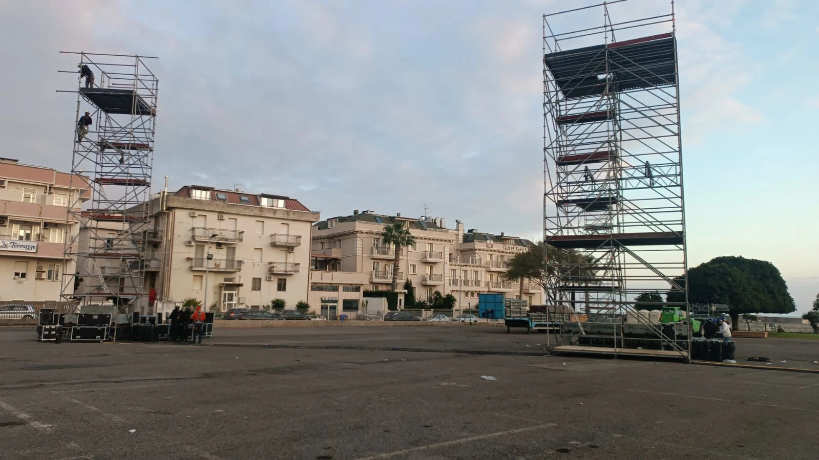 Venti bilici e 700 mq di strutture: Catanzaro verso il Capodanno Rai con un palco monumentale