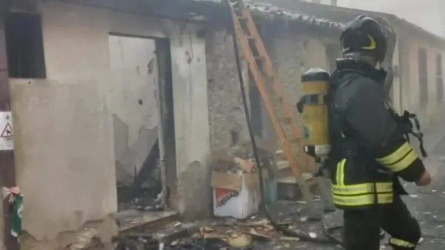 images Caraffa, a fuoco una casa disabitata: nessun ferito 