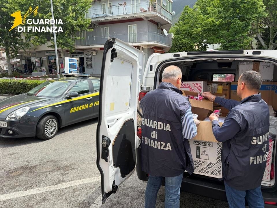 images Cosenza, sequestrati 14mila articoli con il logo del Giro d'Italia   
