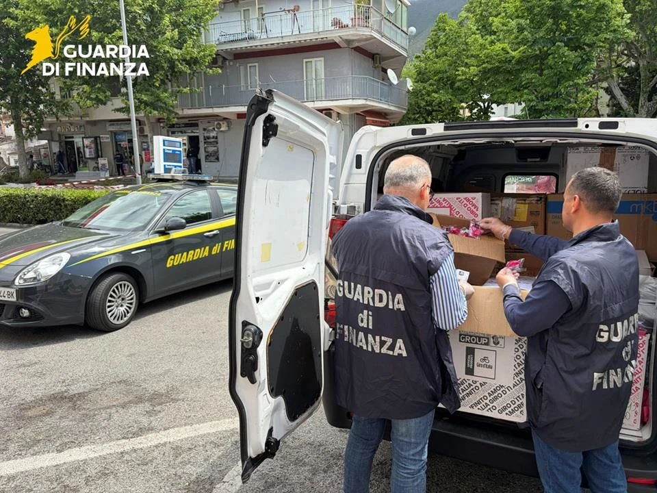 Cosenza, sequestrati 14mila articoli con il logo del Giro d'Italia   