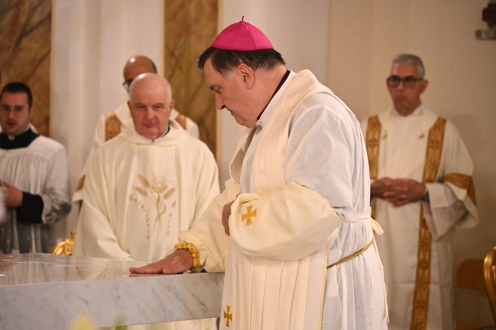 images La Chiesa del Carmine di Catanzaro ha vissuto la solenne dedicazione del nuovo Altare e la benedizione dell’Ambone
