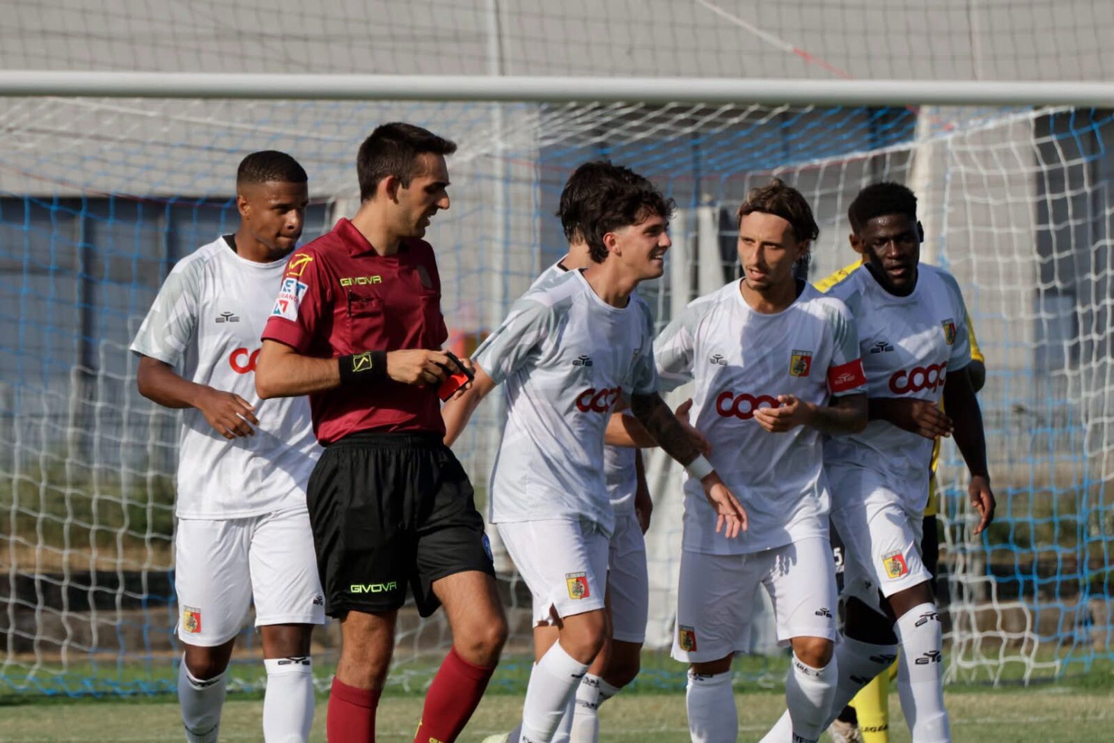 Catanzaro-Giugliano 3-0: le Aquile chiudono il precampionato con una vittoria convincente images Catanzaro-Giugliano 3-0: le Aquile chiudono il precampionato con una vittoria convincente