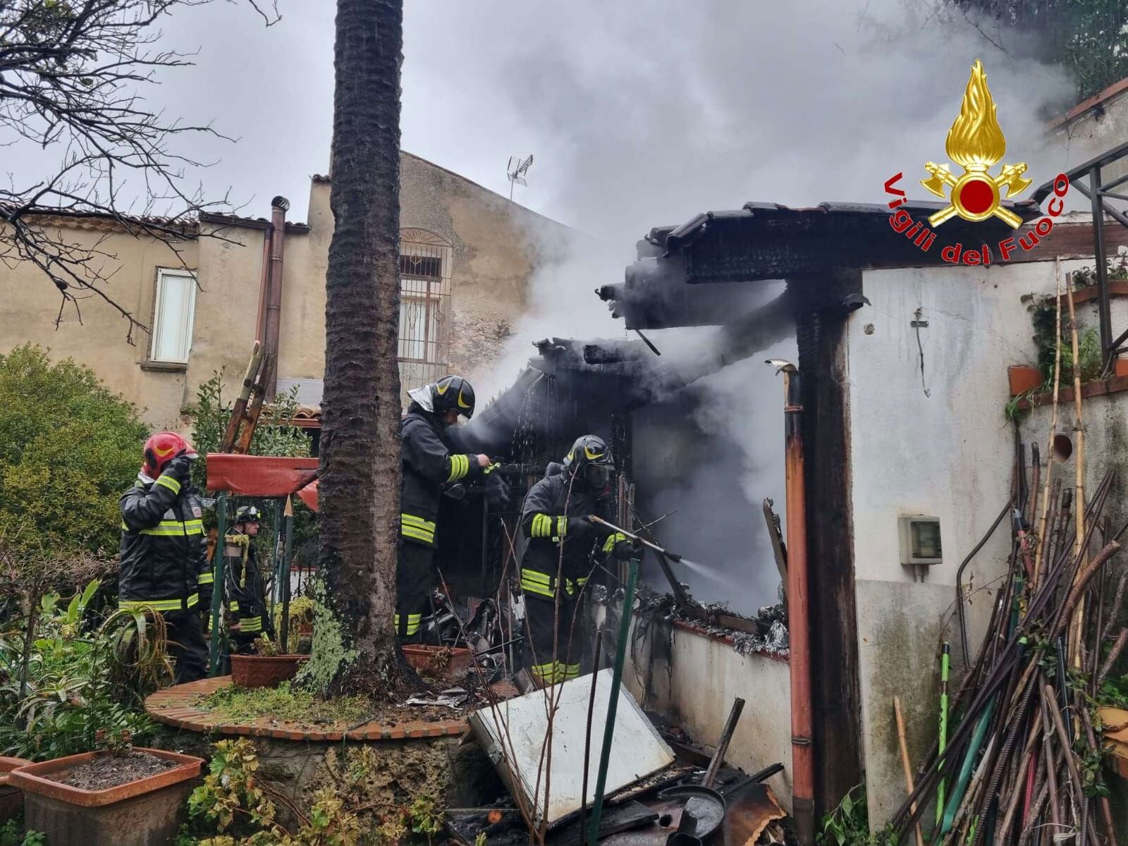 In fiamme una casa a Vibo: in salvo due persone di cui una disabile images In fiamme una casa a Vibo: in salvo due persone di cui una disabile
