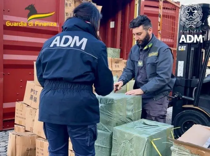 images Colpo al traffico illecito di fuochi pirotecnici: sequestrata una tonnellata al porto di Gioia Tauro