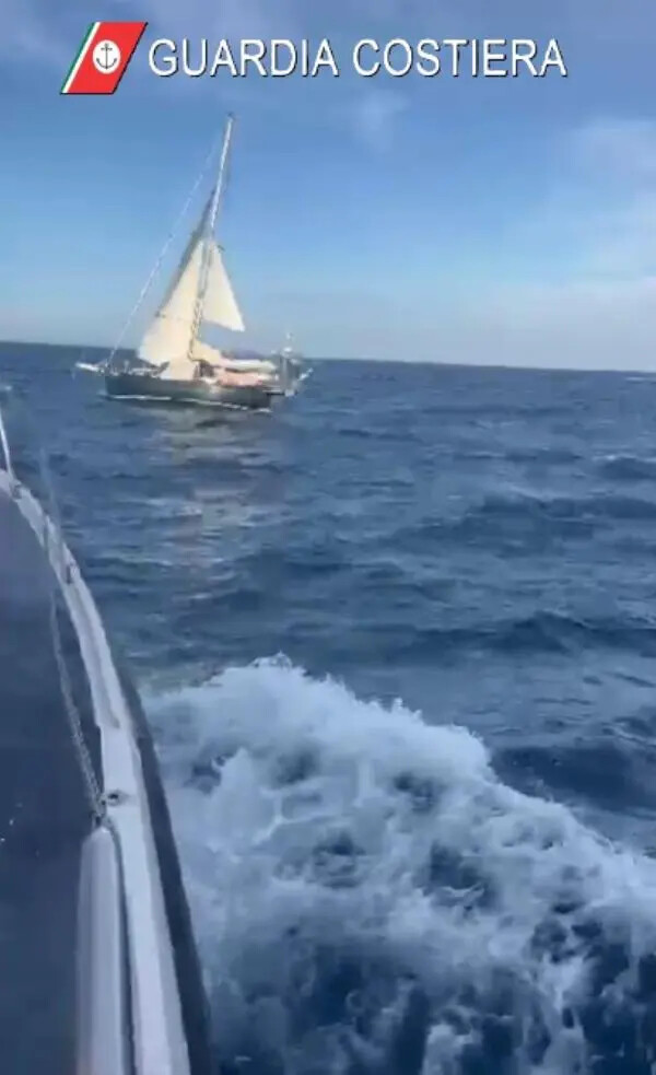 images Barca a vela in avaria, il soccorso della Guardia Costiera d Corigliano 