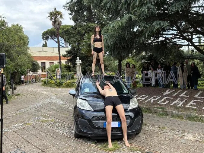 images Catanzaro, rassegna "Performing": due performance tra corpi, oggetti e ombre