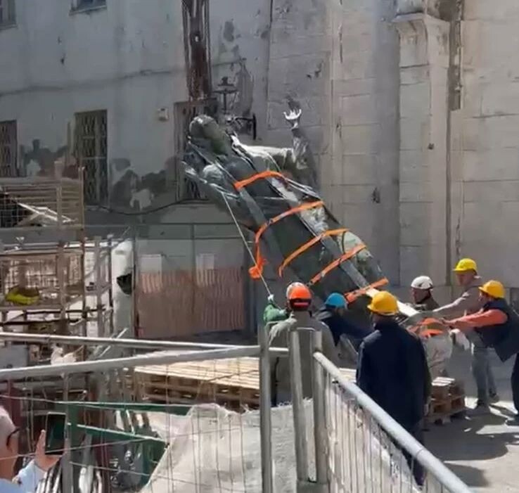 images Duomo di Catanzaro, al via il restauro del campanile: scesa a terra la statua della Madonna