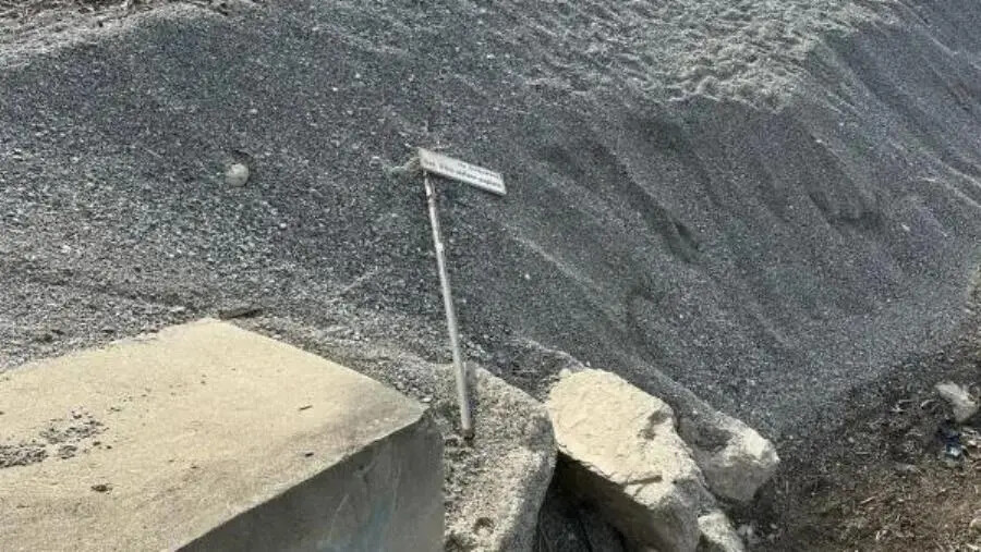 Catanzaro Lido, segnale stradale gettato in un canale di scolo: nuovo atto di inciviltà images Catanzaro Lido, segnale stradale gettato in un canale di scolo: nuovo atto di inciviltà